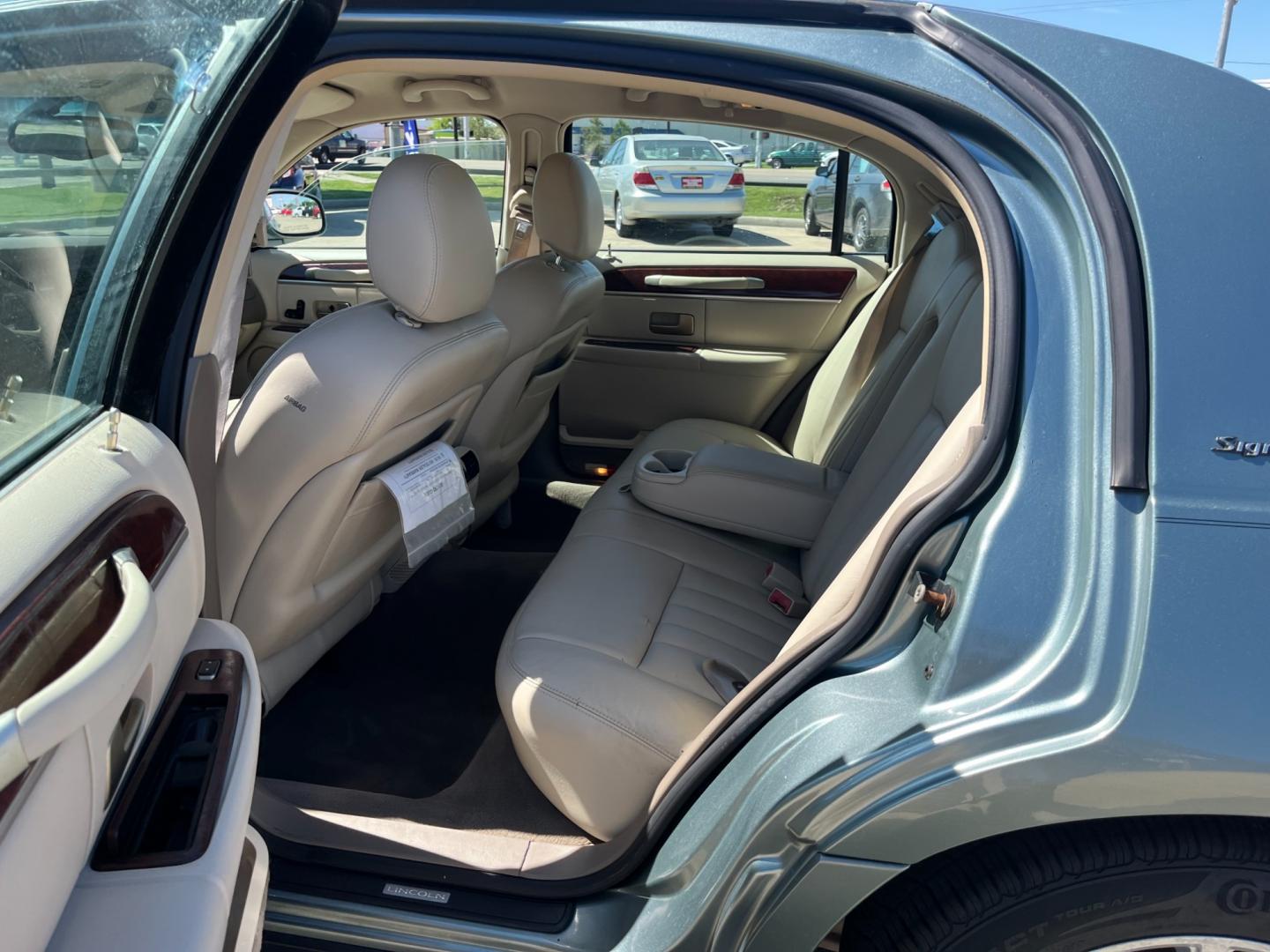 2004 green /TAN Lincoln Town Car Signature (1LNHM81W84Y) with an 4.6L V8 SOHC 16V engine, 4-Speed Automatic Overdrive transmission, located at 14700 Tomball Parkway 249, Houston, TX, 77086, (281) 444-2200, 29.928619, -95.504074 - Photo#9